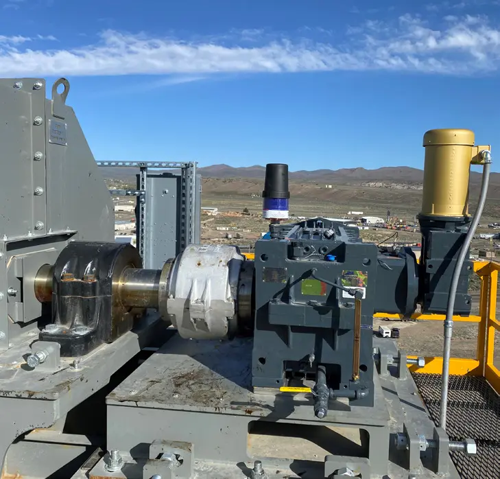 A transmissão do elevador de canecas está montada em uma base com o 
acoplamento de grade alinhado por laser. O redutor possui uma transmissão
 auxiliar para uma manutenção mais segura e eficiente.