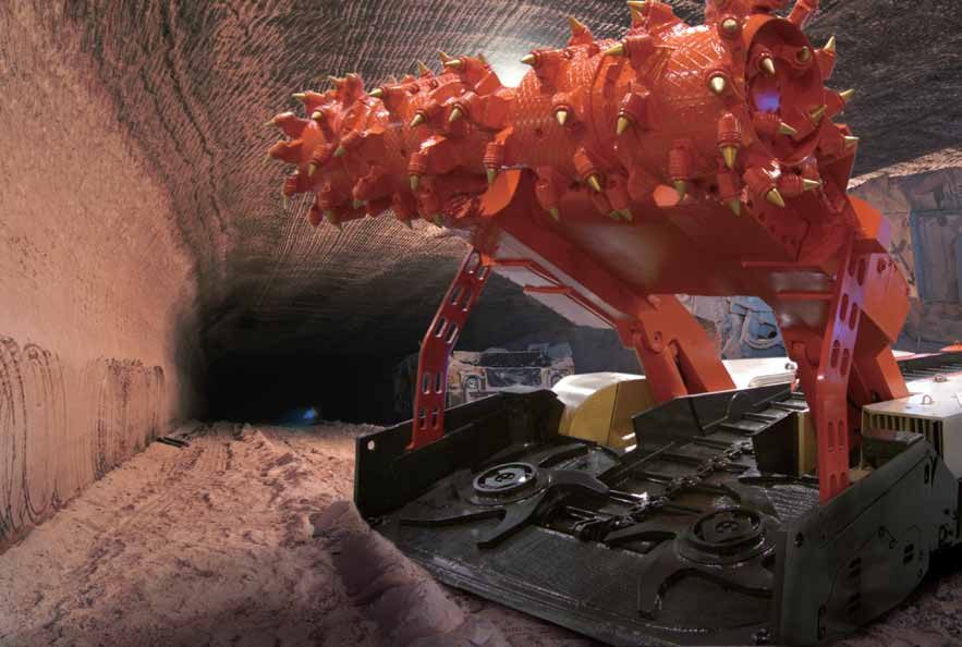 Minerador contínuo em mina subterrânea acionado por correntes Tsubaki