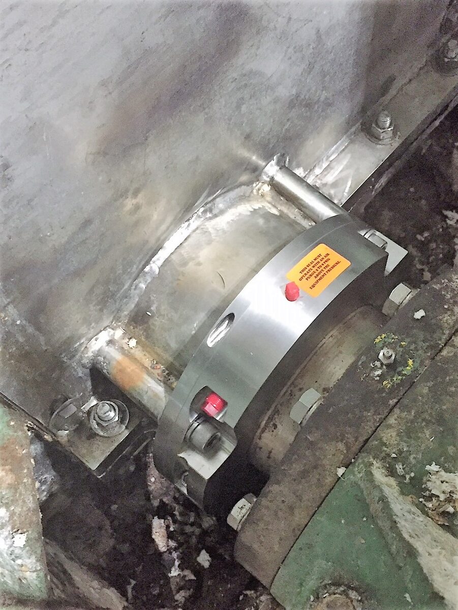 Vedação CinchSeal inox bipartida instalada com linha de purga de ar - Mippei