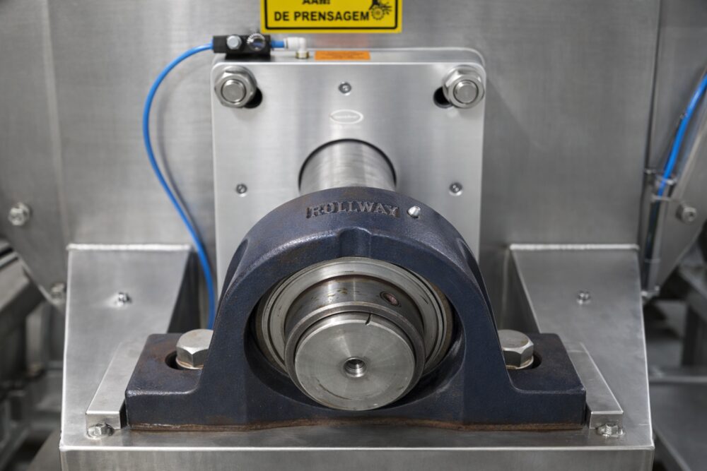 Vedação CinchSeal instalada em mancal de equipamento industrial — Mippei
