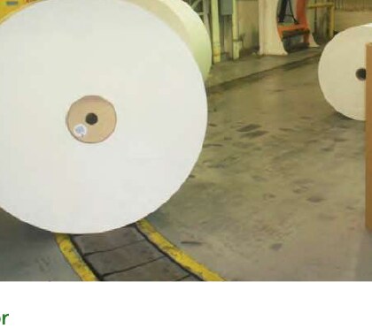 Bobina de papel sobre transportador de corrente de piso em fábrica de papel