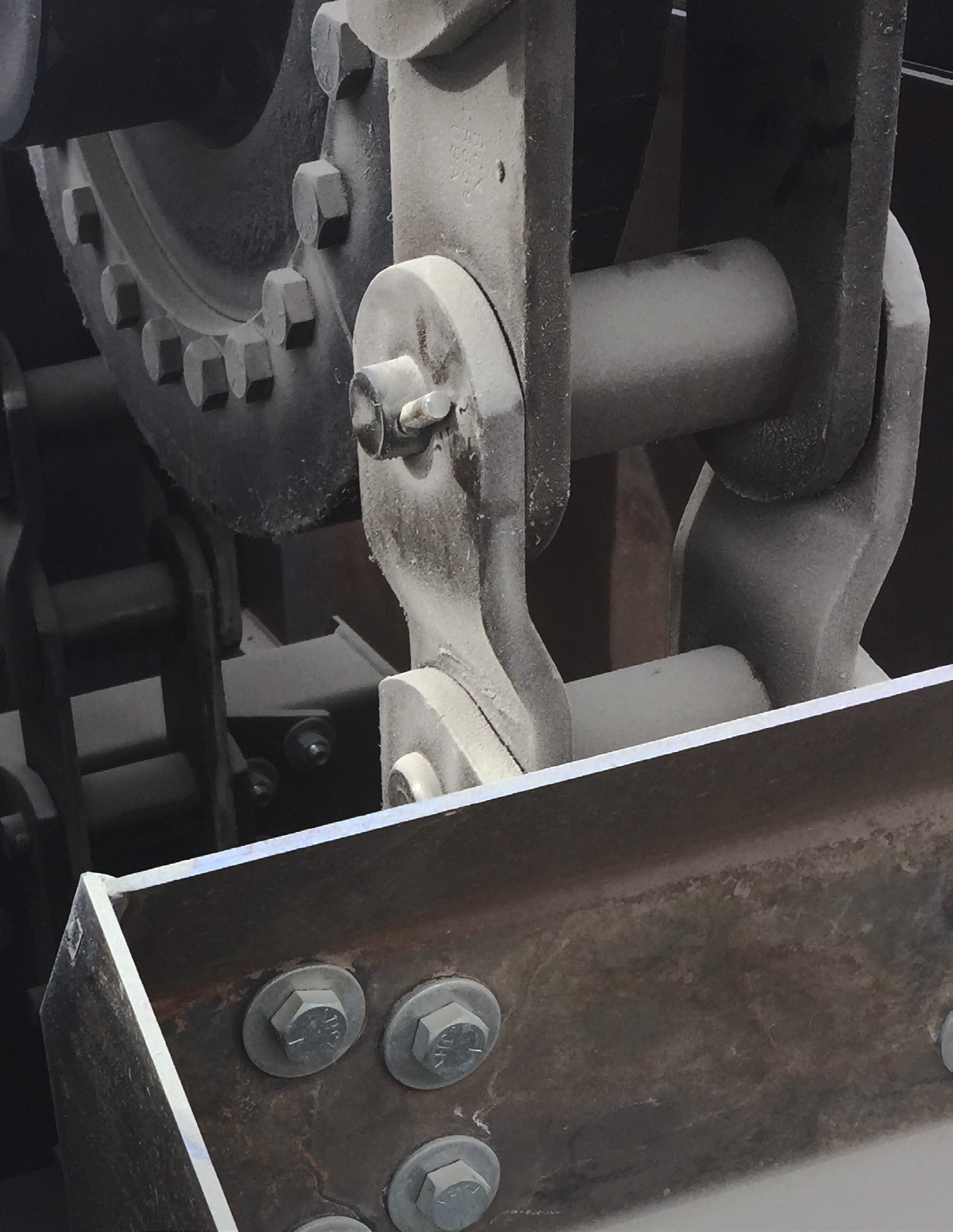 Detalhe do elevador de canecas Martin: corrente, canecas e roda dentada