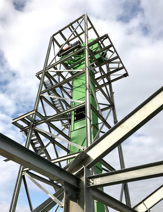Elevador de canecas Martin instalado em estrutura metálica