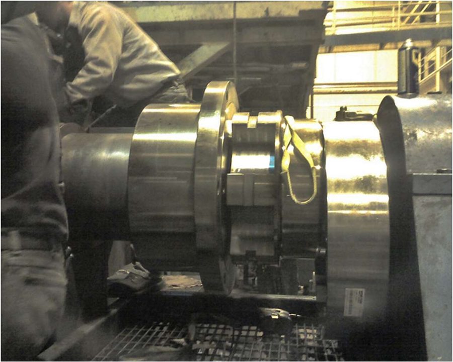 Acoplamento ATRAFLEX T-10 instalado em desfibrador (grinder) de fábrica de papel — Mippei