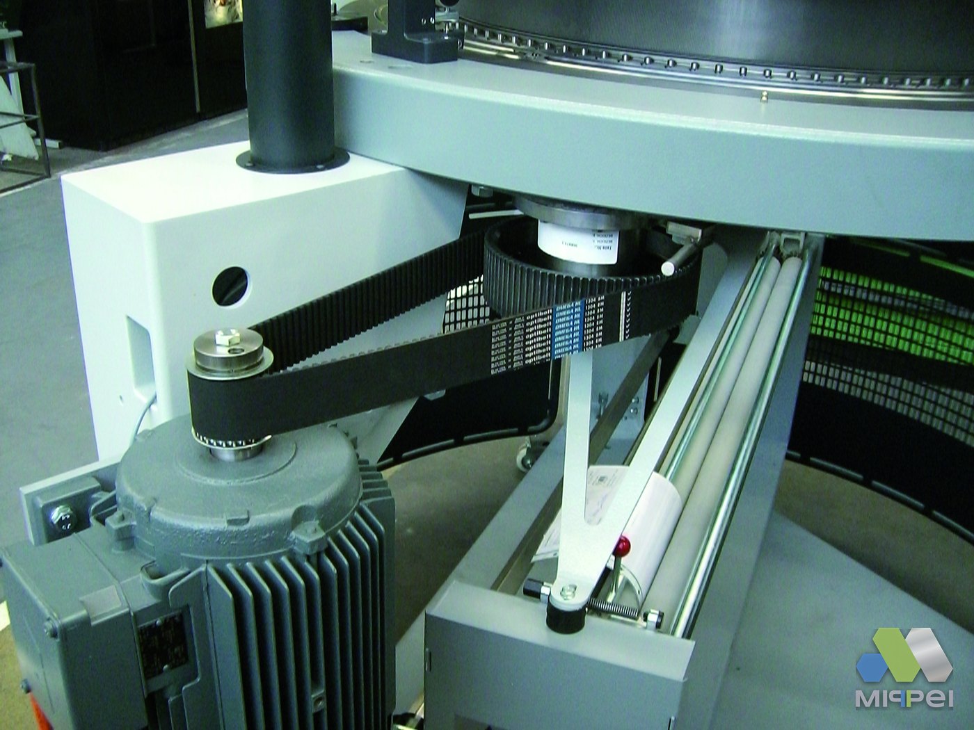 Correia dentada Optibelt OMEGA em acionamento de máquina industrial — Mippei distribuidora autorizada