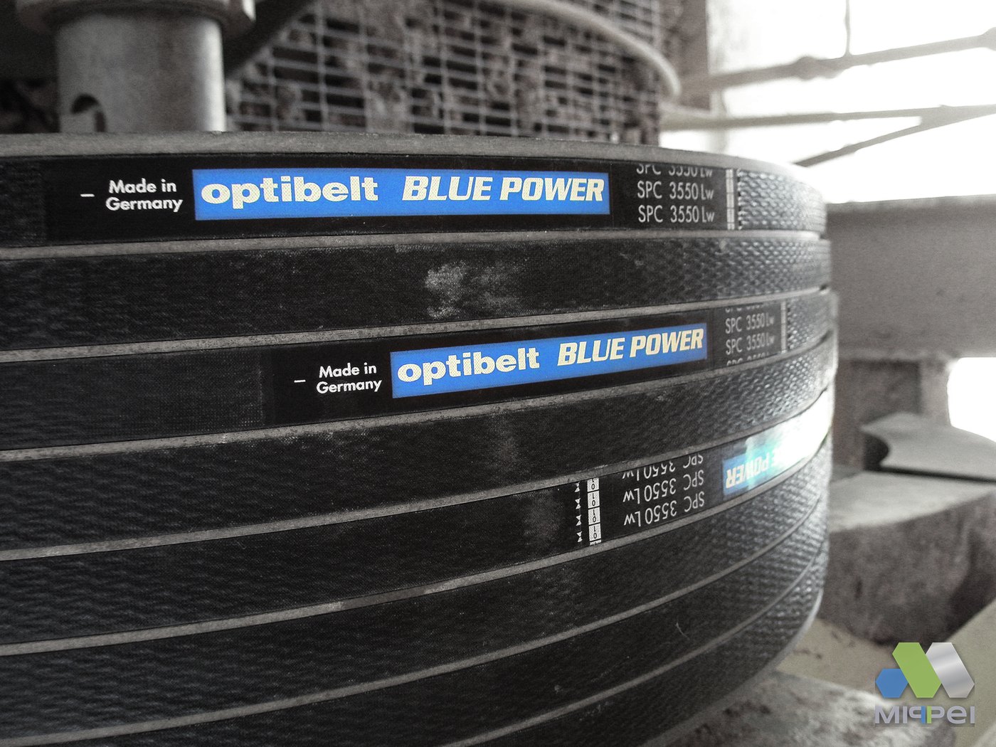 Correias em V Optibelt BLUE POWER montadas em polia de acionamento industrial — Mippei