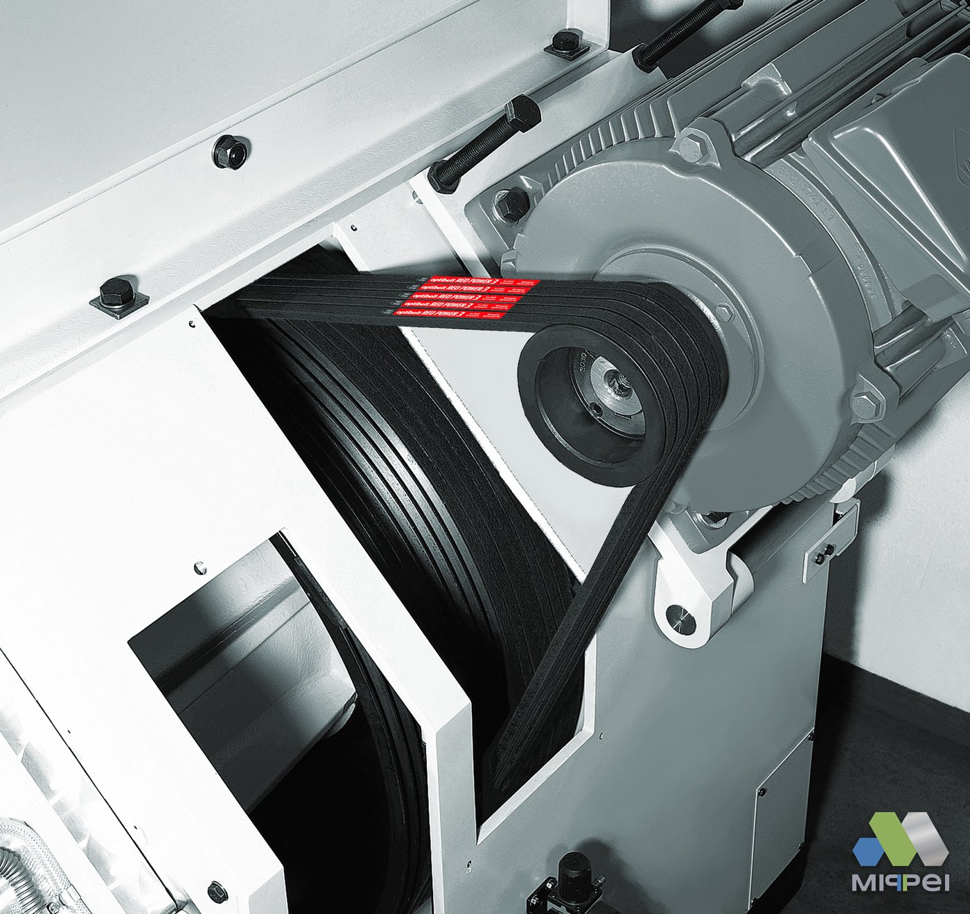 Correia em V Optibelt RED POWER 3 instalada em máquina industrial — Mippei distribuidora autorizada