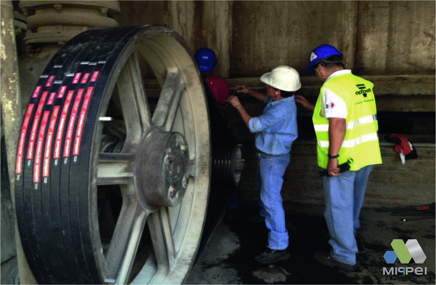 Correias Optibelt em polia de grande diâmetro em operação de mineração — Mippei