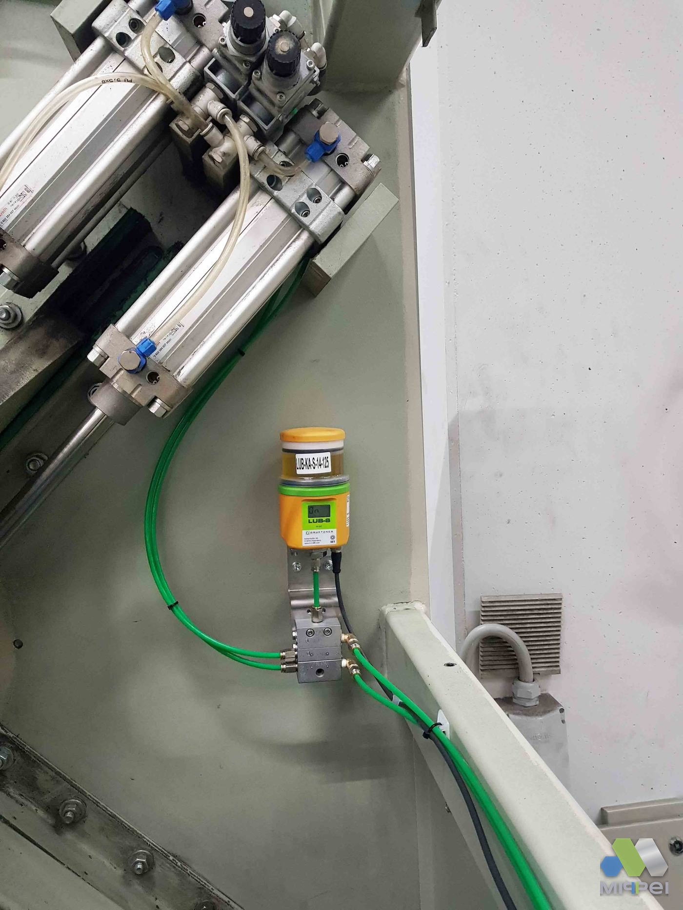 LUB-S em máquina pneumática Lubrificador automático LUB-S instalado em máquina com acionamento pneumático