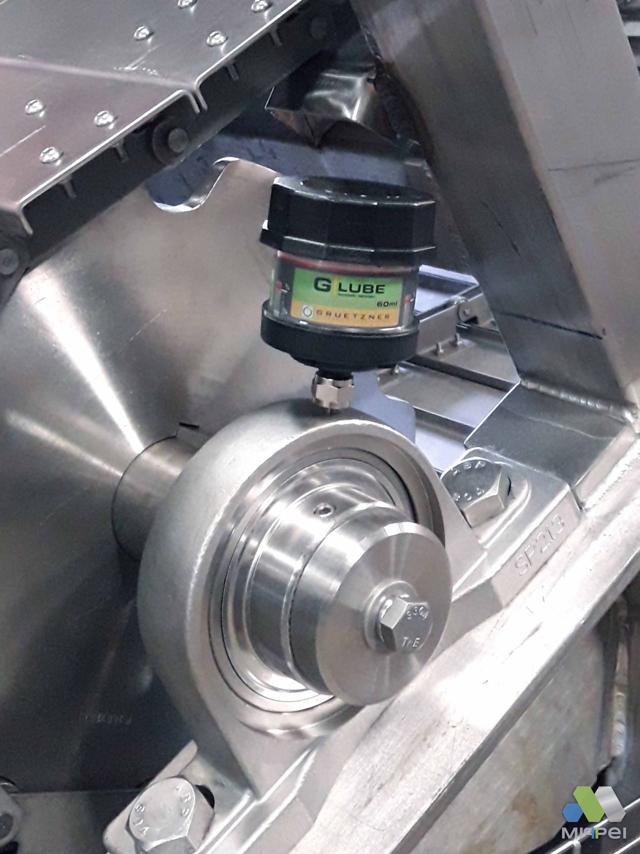 Equipamento inox — indústria de alimentos Lubrificador automático G-LUBE em mancal de equipamento inox da indústria de alimentos