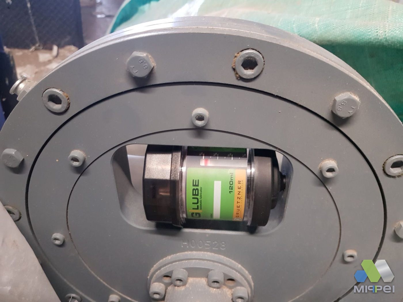 Papel e celulose — flange de máquina Lubrificador automático G-LUBE montado em flange de máquina de papel e celulose