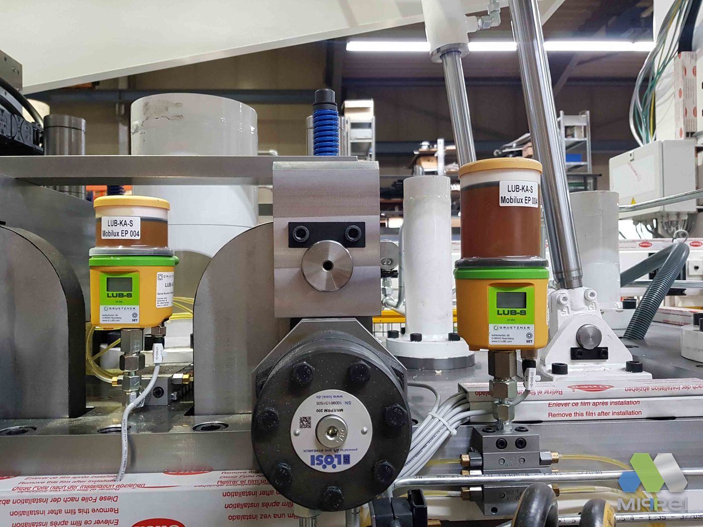 Máquina de produção — vários pontos Vários lubrificadores automáticos em pontos distintos de uma máquina de produção
