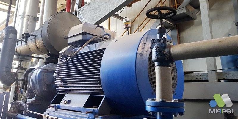 Motor elétrico — mancal de difícil acesso Lubrificador automático instalado no mancal de motor elétrico industrial