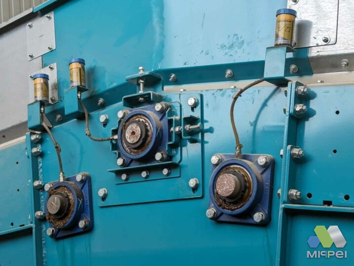 Lubricajo em mancais de flange Lubrificadores Lubricajo instalados em mancais de flange de máquina industrial