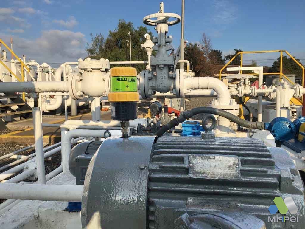 SOLOLUBE em estação de válvulas Lubrificador automático SOLOLUBE em motor de estação de válvulas