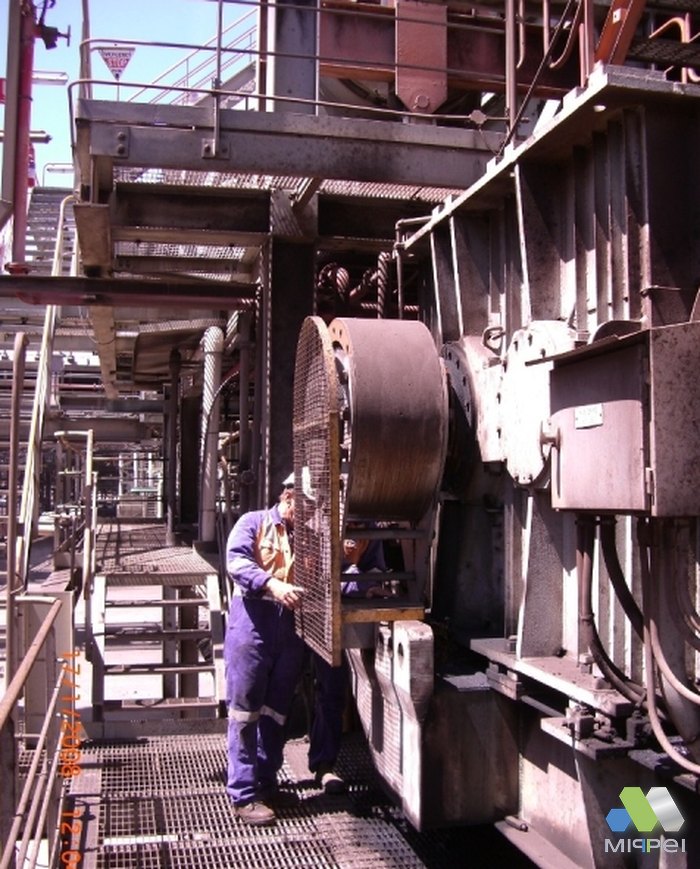 Contra recuo de grande porte no acionamento de um equipamento em operação.