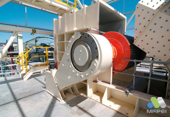 Acionamento de ventilador industrial de grande porte, aplicação típica das séries de giro livre em alta rotação.