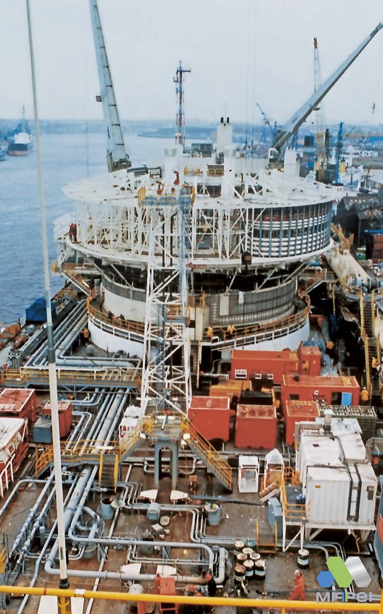 Esteiras porta-cabos de aço em plataforma offshore
