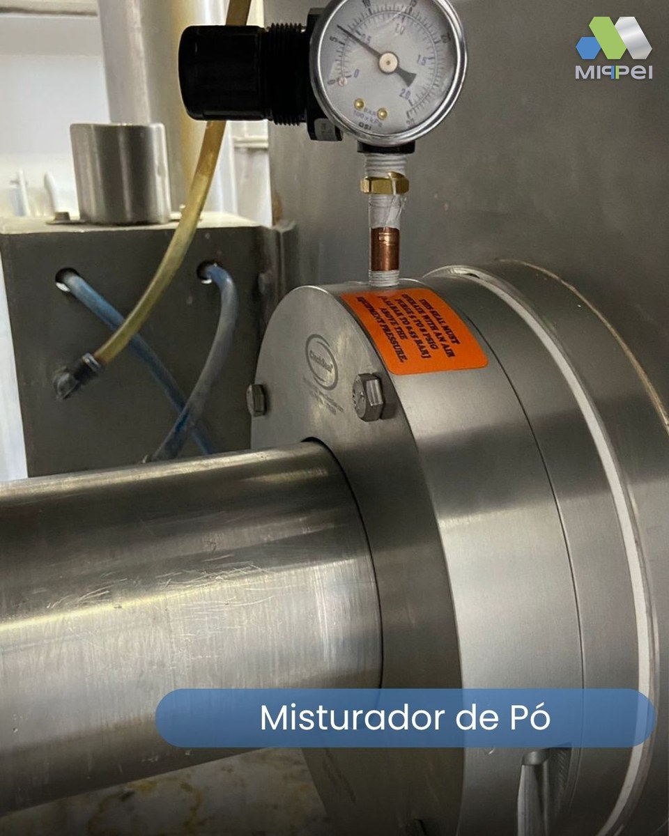 Vedação CinchSeal no eixo de um misturador de pó, com purga de ar e manômetro